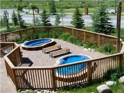 Πισίνα στο ή κοντά στο Copper Springs Lodge 227