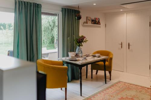 a dining room with a table and chairs and a window at Lieblings Platz hytte in Kirburg