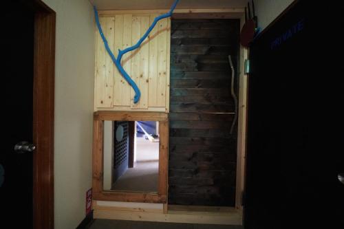 a room with a staircase with a blue ribbon at ARtINn 極寒藝術伝染装置 in Teshikaga
