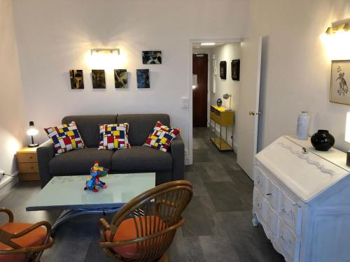 un salon avec un canapé et une table dans l'établissement Studio 3* Vue Mer Parking Régina et Golf, à Biarritz