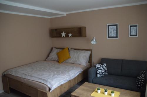 En eller flere senge i et værelse på Apartmány Máchovo jezero