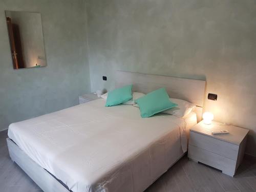 A bed or beds in a room at Piccolo Poggio Apartments
