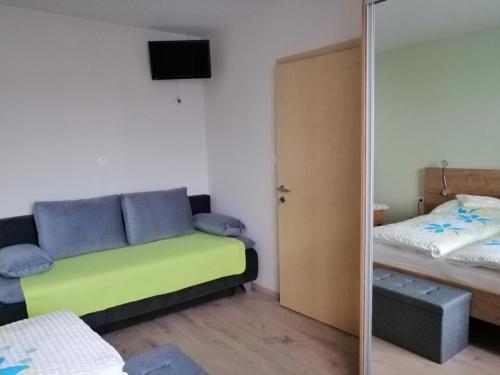 Posteľ alebo postele v izbe v ubytovaní Campingblick-Gästehaus-Ferienwohnungen