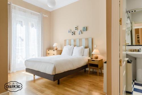 1 Schlafzimmer mit einem großen Bett und einem Badezimmer in der Unterkunft Charming Fuencarral III - Estancias Temporales in Madrid