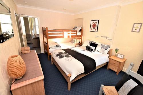 Säng eller sängar i ett rum på Bridle Lodge Apartments