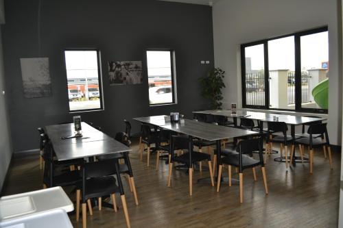 Un restaurante o sitio para comer en Garden Hotel