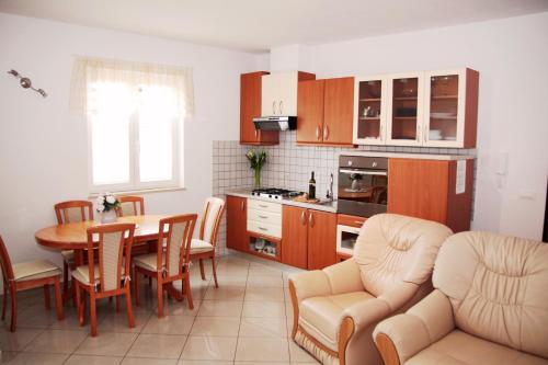 kuchnia ze stołem i krzesłami oraz jadalnia w obiekcie Apartment Matika, terrace apartment 10 minutes walk from center w Rovinj