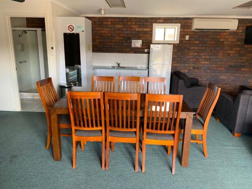 
a dining room table and chairs in a room at Bridge Street Motor Inn in Toowoomba
