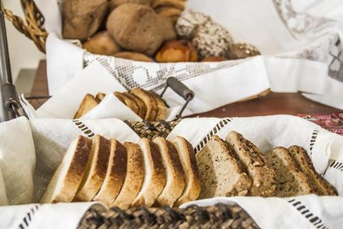 奥尔塔Internacional Azores Boutique的桌子上放着一篮面包和其他面包