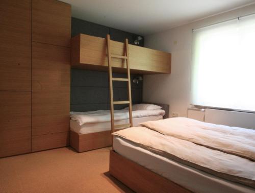 Двухъярусная кровать или двухъярусные кровати в номере Village House