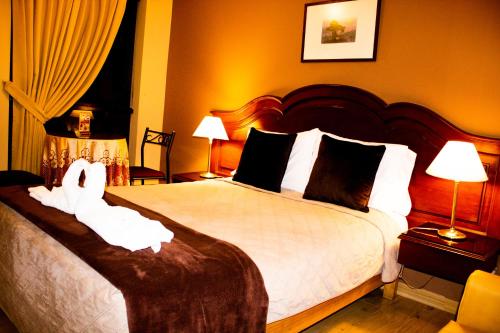 Una habitación de hotel con una cama con una toalla. en Solis Dies Hotel, en Lima