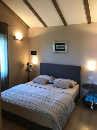 una camera da letto con un grande letto con due cuscini di Apartments Maslina a Primošten