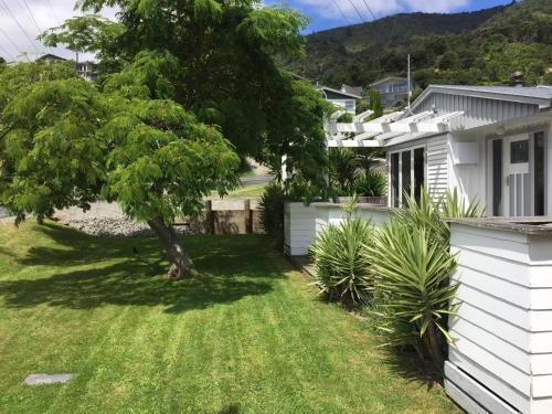 a yard with a tree and a house at 3 & 4 Bedroom Holiday Houses Central Picton in Picton