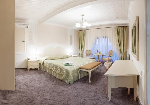Tempat tidur dalam kamar di Hotel Raigond