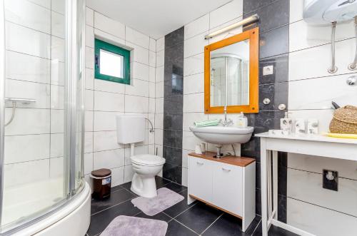 House Nostalgia في سلاتين: حمام مع مرحاض بالوعة ومرآة