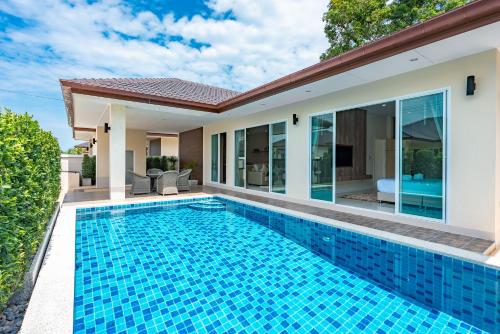 an image of a swimming pool in a villa at Luxury Pool Villa A18 / 3BR 6-8 persons in Ban Huai Yai