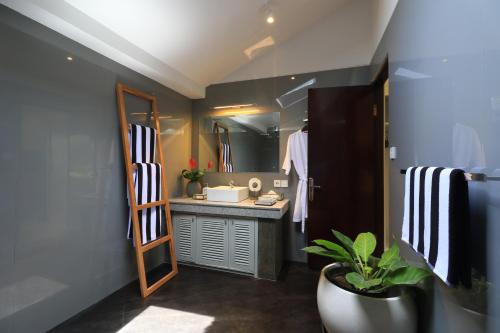 Gallery image of Villa Bloom 1 - 4 bedrooms, 4 bathrooms, private pool close to the beach in Seminyak