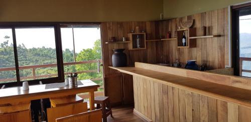 eine Küche mit einer Bar und Bergblick in der Unterkunft Pumdikot Mountain Lodge in Kāskī