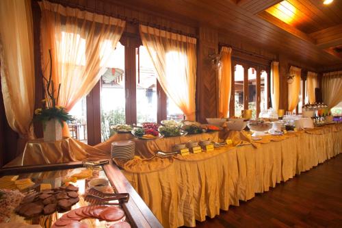 una larga fila de mesas con comida. en Mukdara Beach Villa & Spa Resort, en Khao Lak
