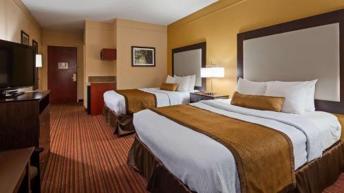 諾克斯維爾的住宿－最佳西方普盧斯草莓套房酒店，酒店客房设有两张床和一台平面电视。