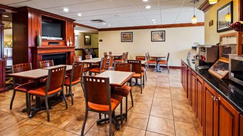 Εστιατόριο ή άλλο μέρος για φαγητό στο Best Western Plus Strawberry Inn & Suites