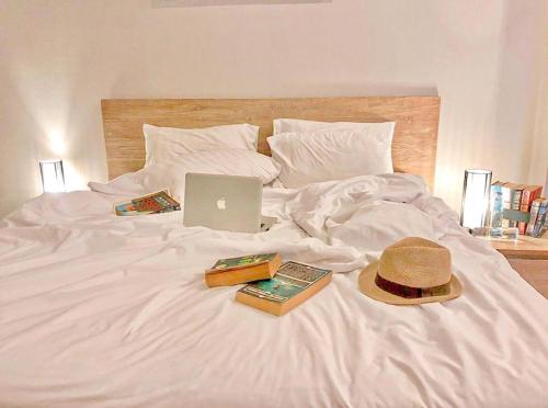Postel nebo postele na pokoji v ubytování Lemonade Phuket Hotel -SHA Plus