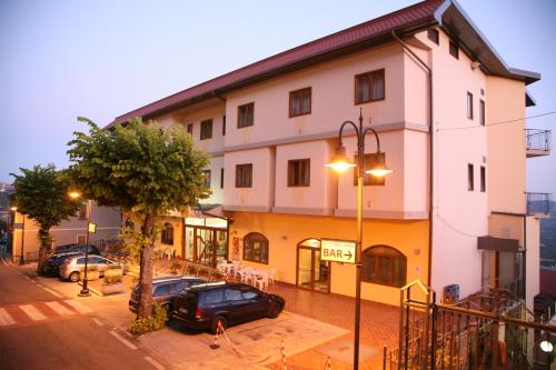 un edificio con un coche aparcado delante de él en Hotel Dell'Arpa, en Viggiano