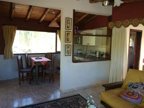 - un salon avec un canapé et une table dans l'établissement El Aleman, à Barreal