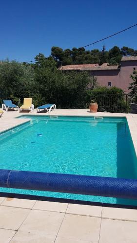 basen z błękitną wodą na dziedzińcu w obiekcie Chambre du Charron w mieście Azillanet