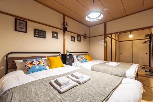 Postel nebo postele na pokoji v ubytování Chachamaru Osaka Castle Park