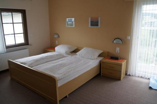 Ein Bett oder Betten in einem Zimmer der Unterkunft Pension Loni Theisen