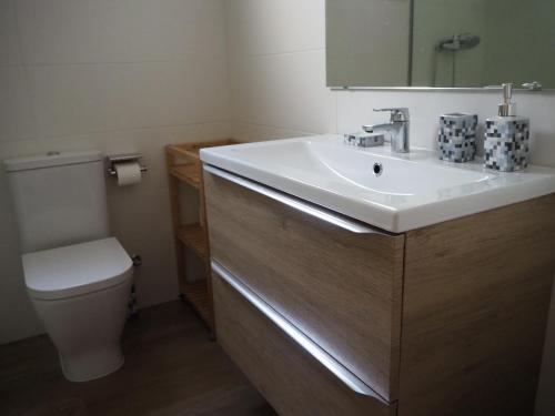 une salle de bains avec un lavabo blanc et des toilettes dans l'établissement APARTAMENTO MAR I CEL, à Blanes