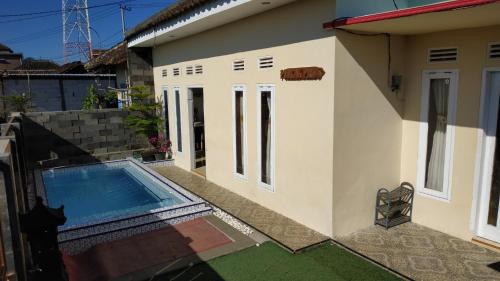 Bazén v ubytování Puncak Pinus and Pool nebo v jeho okolí