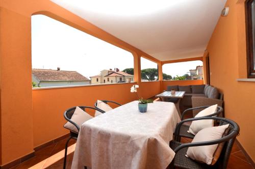 a dining room with a table and chairs and a window at Casa Sol Maris in Novigrad Istria