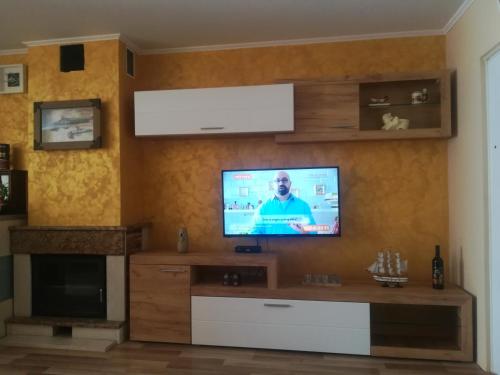 TV i/ili multimedijalni sistem u objektu Apartments Vis Jaz