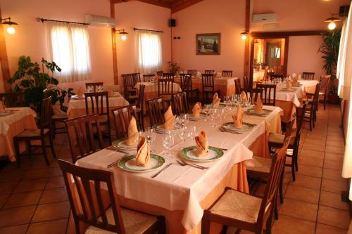 Un restaurante o sitio para comer en Case Vacanza Fiocchi