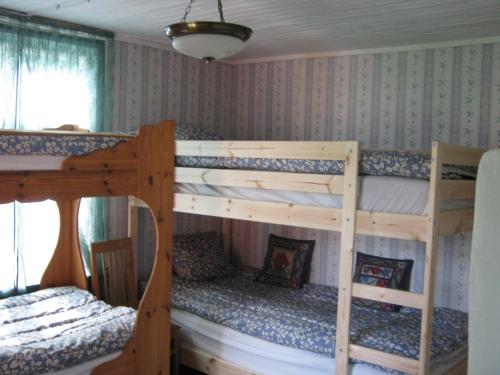 a bunk bed room with two bunk beds at Romme nara Romme Alpin in Borlänge