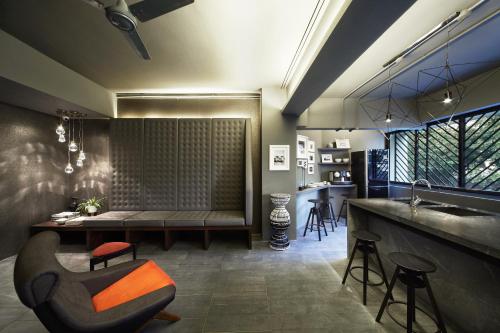 
The lounge or bar area at The Pod @ Beach Road Boutique Capsule Hotel (SG Clean)
