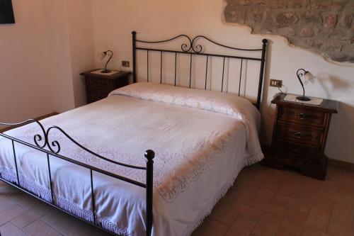 - une chambre avec un lit et 2 tables de chevet dans l'établissement Arcus Casa Vacanze, à Macerino