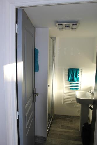 uma casa de banho com um lavatório, um WC e um espelho. em gite les rouets em Hanc