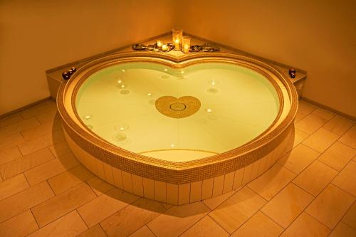 a large bath tub with a heart in the middle at Ludinmühle in Freiamt