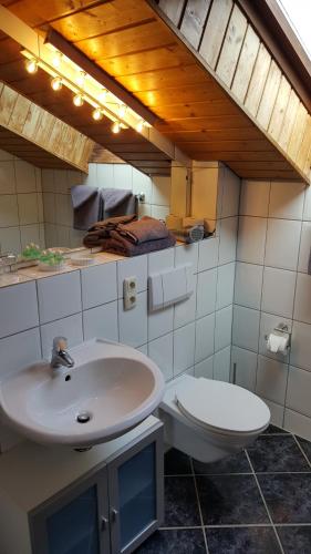 bagno con lavandino e servizi igienici di Landhotel Linden am Venekotensee a Niederkrüchten