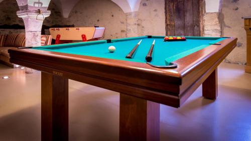 Bàn bi-da tại Chambre double avec salle de bain dans chalet cosy