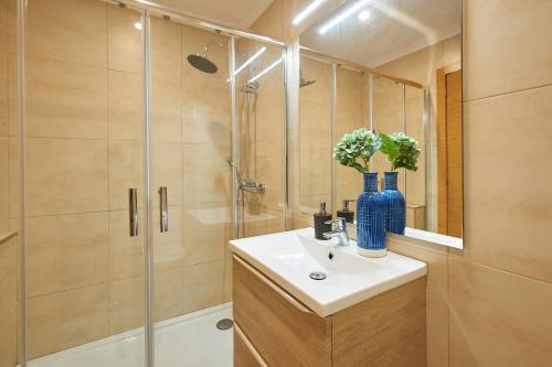 uma casa de banho com um lavatório e um chuveiro em Ericeira Sunset Lifestyle II na Ericeira