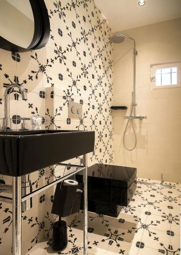 une salle de bain avec un lavabo et une douche dans l'établissement Villa Lostan, à Grimaud