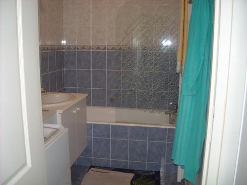 une salle de bain avec une baignoire, un lavabo et des toilettes dans l'établissement Location à la semaine Paradis de Saint Cast, à Saint-Cast-le-Guildo