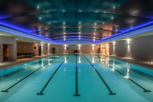 uma piscina com luzes azuis no tecto em Glenroyal Hotel em Maynooth