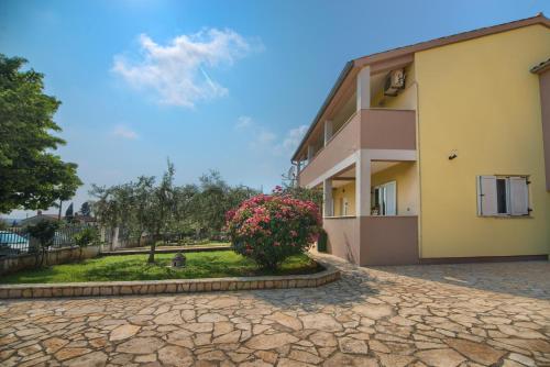 Apartment and Holiday Home Mladenka