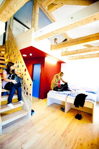 two people in a room with a bunk bed at Jugendherberge Berchtesgaden in Berchtesgaden