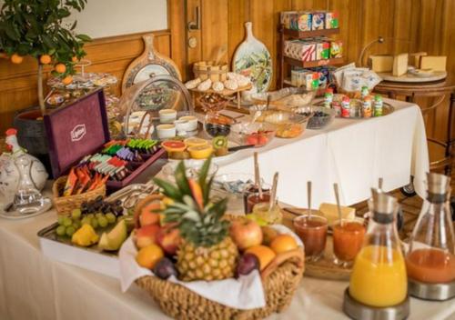 a buffet with fruits and vegetables on a table at Hôtel Restaurant le Gruyérien in Morlon